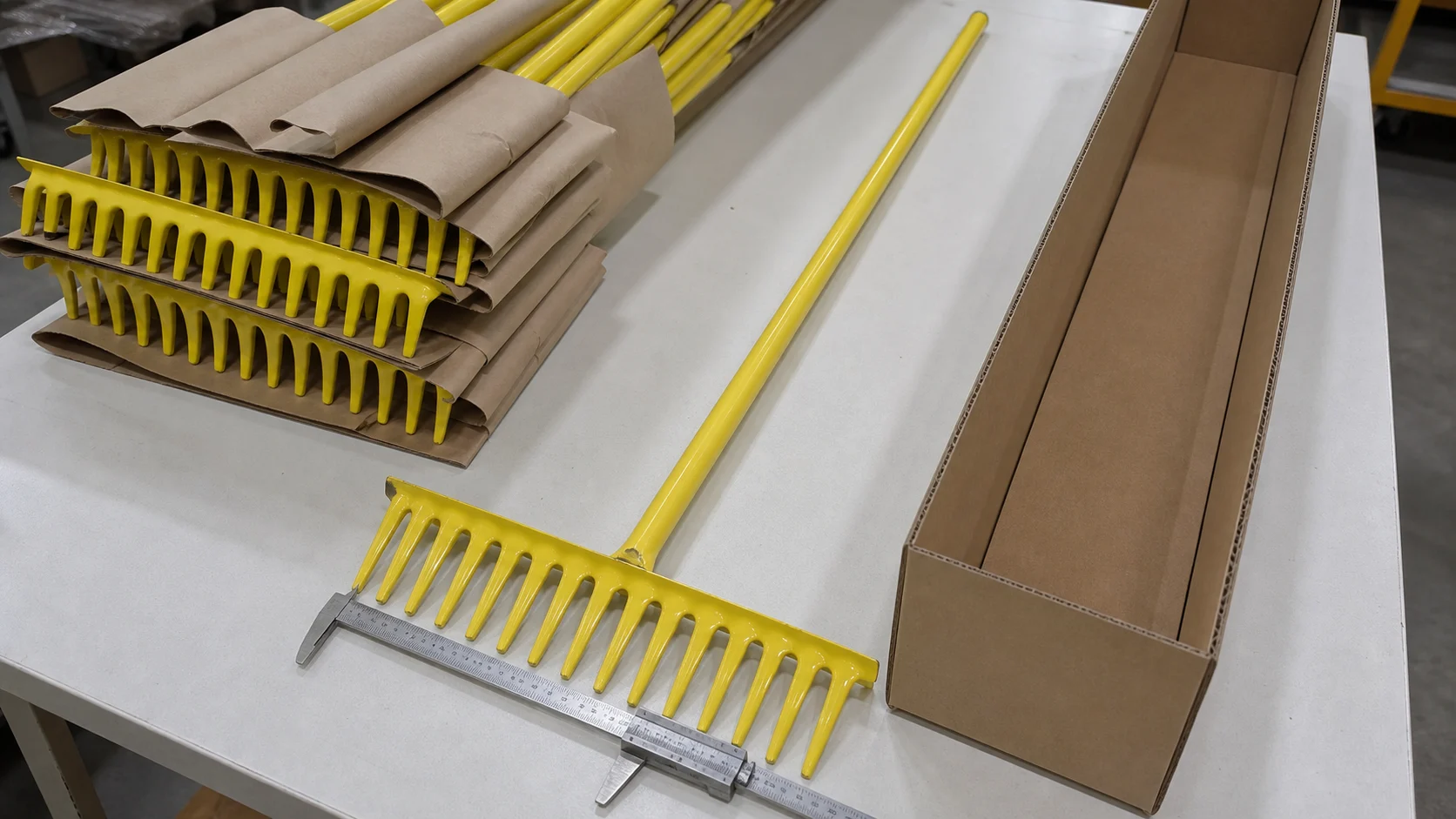 Yellow Steel Rake R104A checked at the rake head and prepared with paper protection and a long export carton